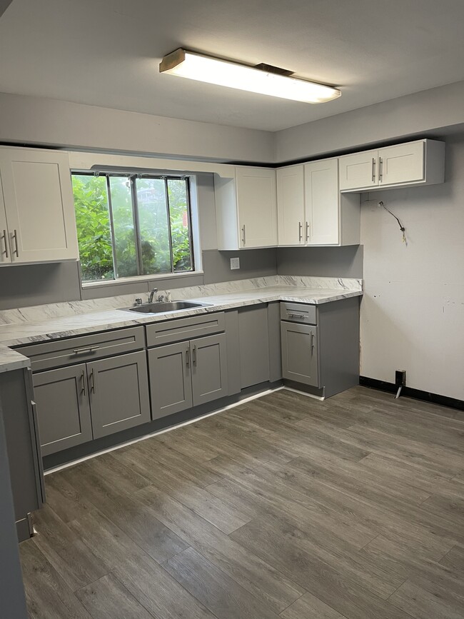 Building Photo - 946 Clay Ave