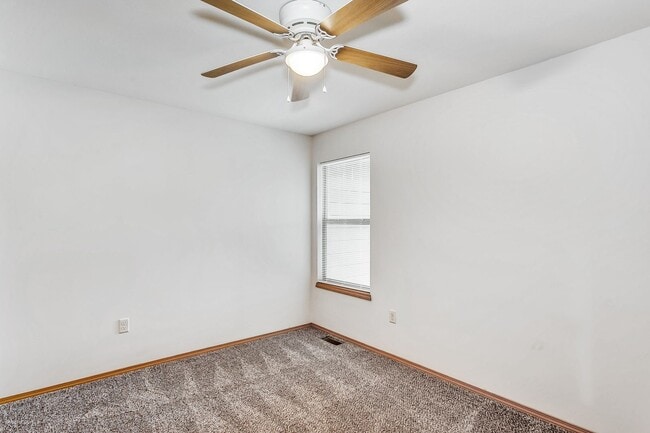 Building Photo - Spacious 3 bedroom 2.5 bath townhouse in Derby available NOW!