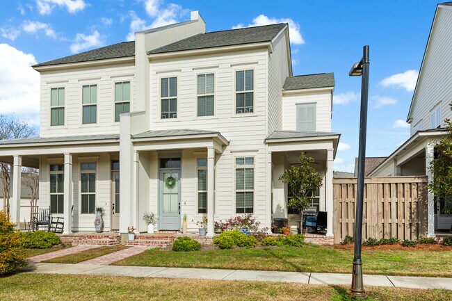Foto del edificio - 2032 Perennial Ln