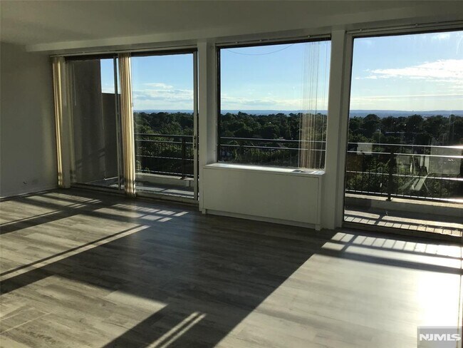 Foto del edificio - 1 Horizon Rd