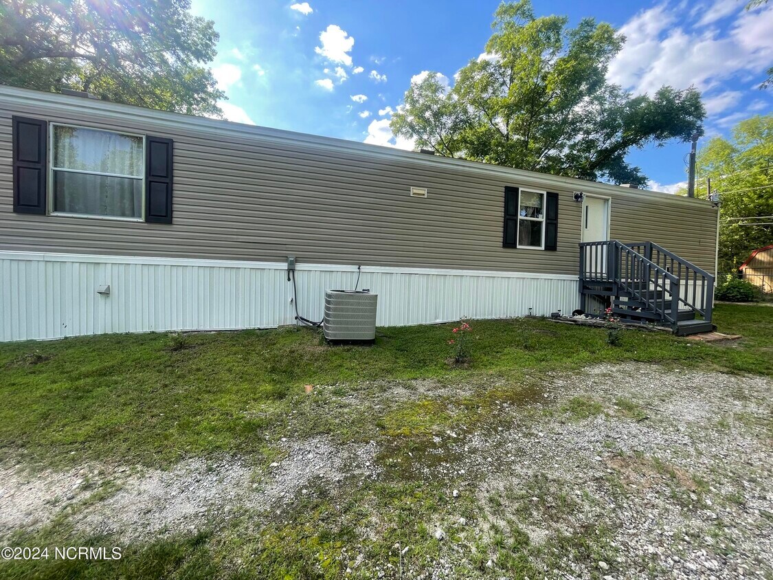 Primary Photo - 117 Railroad St