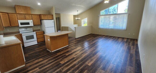 Building Photo - 1028 E 29th Ave