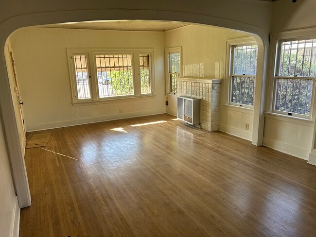 Building Photo - 1425 W 48th St