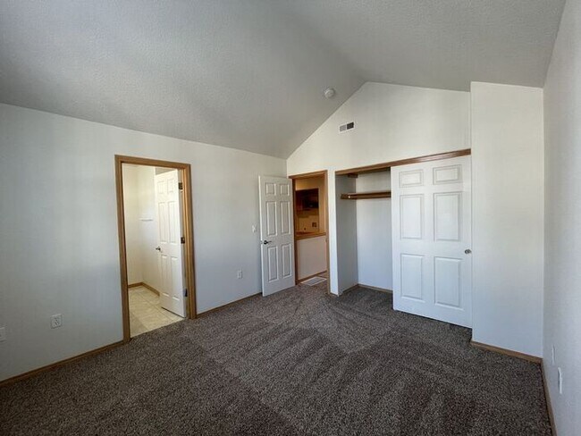 Building Photo - 3 Bed, Close to MAX!!