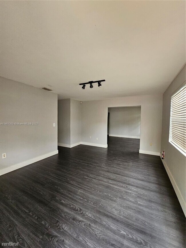 Foto del edificio - 4 br, 2 bath House - 3216 SW 23rd Ter # 2
