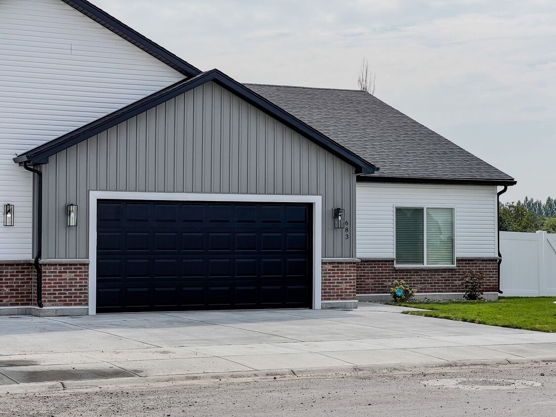 Primary Photo - AWESOME 3 Bed 2 Bath Twin home in Sugar City