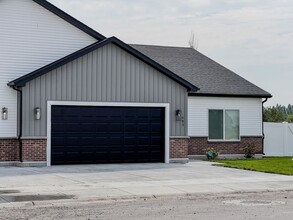 Building Photo - 683 Jeanine Dr