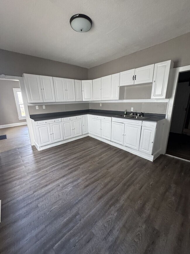 Foto del edificio - Welcome to this charming 3-bedroom, 2-bathroom home located in the heart of Springfield, OH+