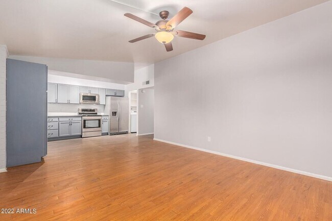 kitchen - 10532 W Oakmont Dr