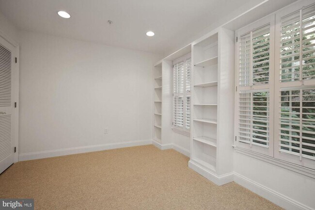 Foto del edificio - 4910 Montgomery Ln