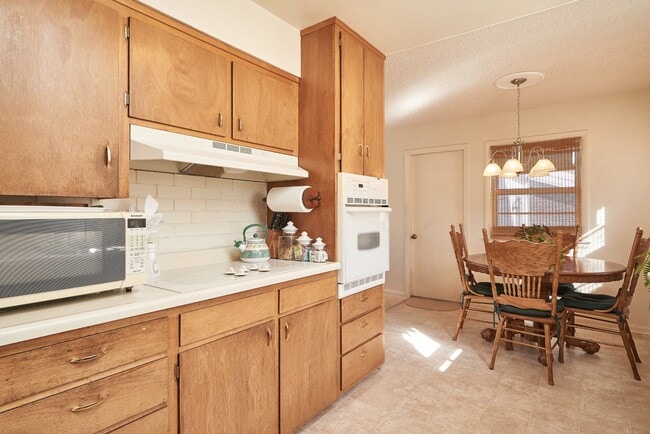 Building Photo - 807 Shoshoni St