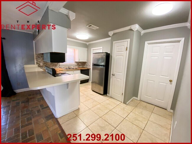 Building Photo - 1128 Greenway Dr E