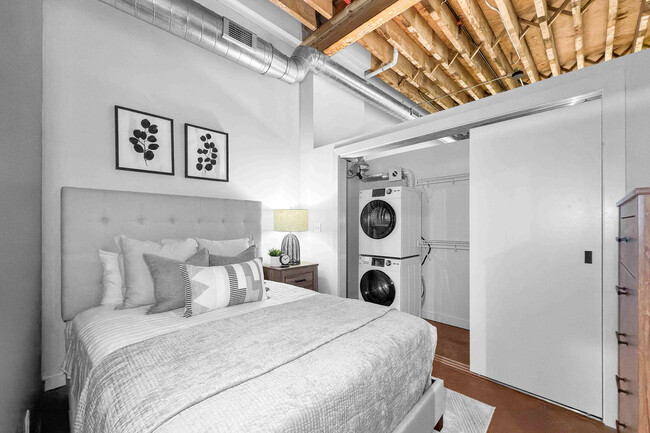 Experimente la vida urbana en su máxima expresión con este elegante dormitorio, que combina comodidad moderna y estética industrial. - Plant 1 Lofts