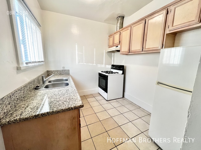 Building Photo - 324 E Esther St