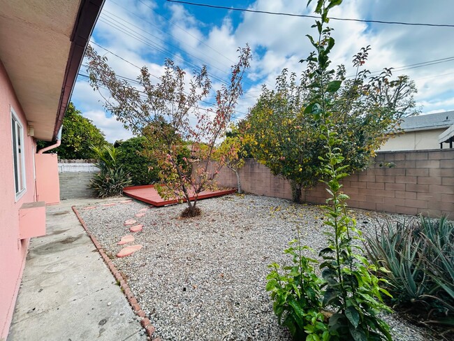 Building Photo - Brunswick Duplex