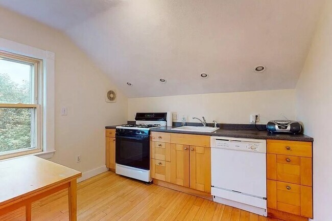 Building Photo - 18 Tewksbury St