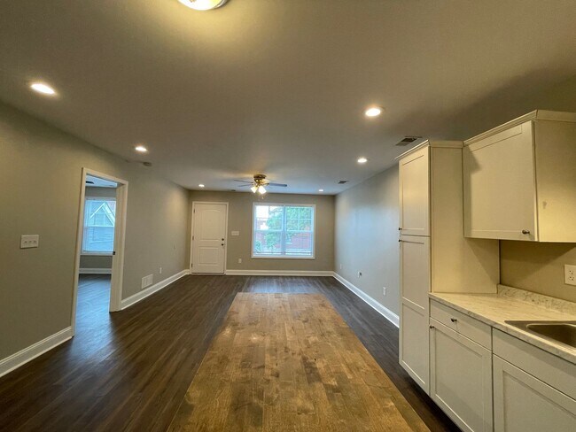 Foto del edificio - 830 Bryan Ave