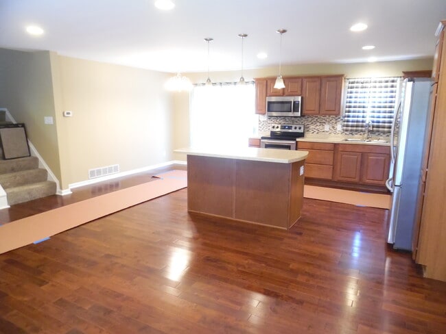 Building Photo - 8760 Ashbrook Dr