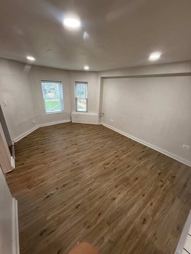 Foto del edificio - 3330 N Drake Ave