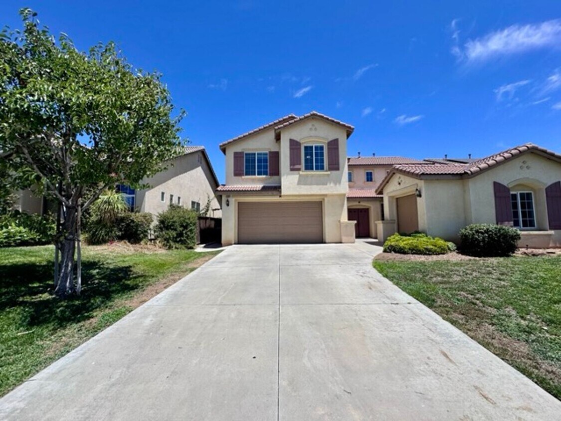 Foto principal - Beautiful Two Story 5 bedroom Home in the ...