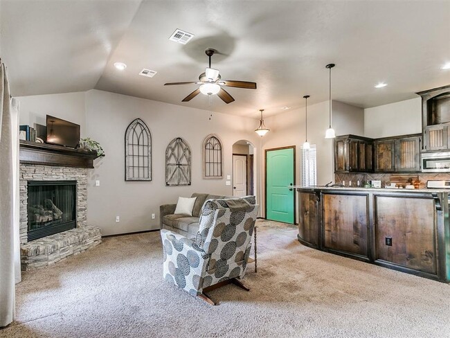 Building Photo - Welcome to this charming 3 bedroom, 2 bath...
