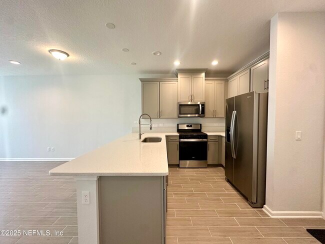 Building Photo - 215 Pine Bluff Dr