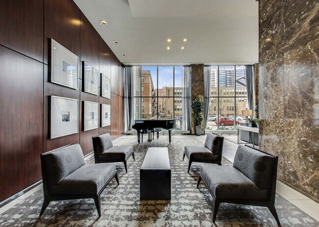 Foto del edificio - 655 W Irving Park Rd