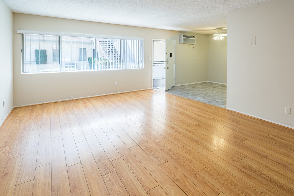 Foto principal - 323 E Chestnut St