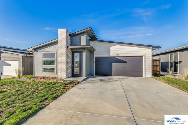 Building Photo - 3 bed, 2 bath patio home ***MOVE IN SPECIA...