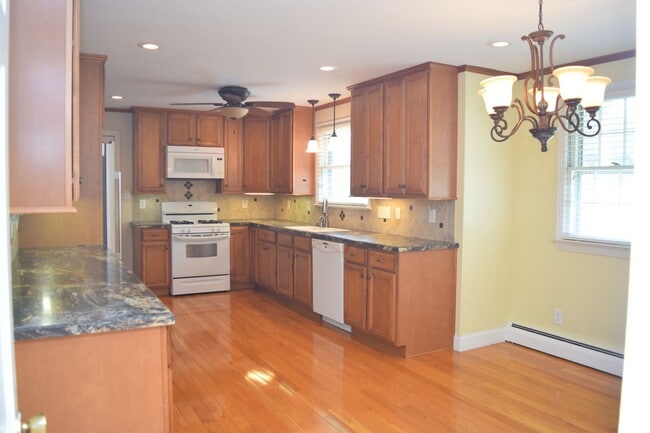 Foto del edificio - 4 Bed, 3 Bath Well-Located Brick Home in Lake Hickory Country Club For Rent!