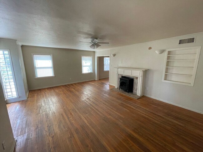 Building Photo - Corner lot house with Large bedrooms