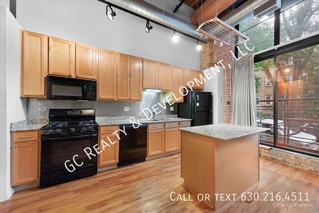 Foto del edificio - ***LOGAN SQUARE 2 STORY CONDO / 2 BDRM-2BT...