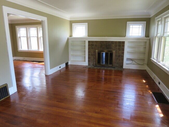 Foto del edificio - Spacious and bright 7 bedrooms 2.5 baths h...