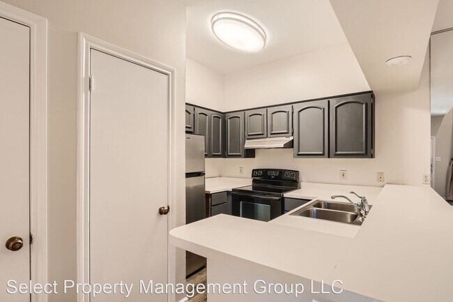 Building Photo - 1 br, 1.5 bath House - 7731 Broadway #28F