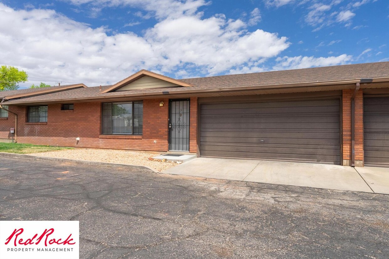 Primary Photo - Remodeled 2 Bedroom Townhome. Pet Friendly!