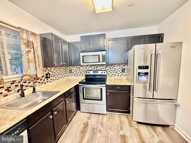 Foto del edificio - 6001 Surrey Square Ln