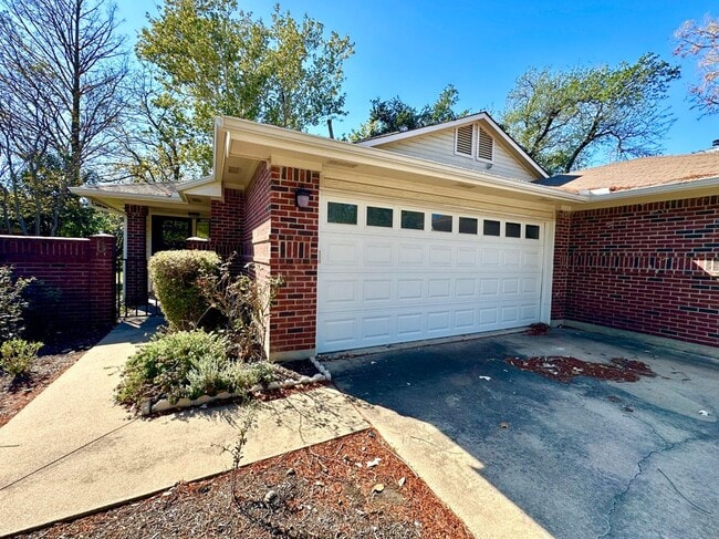 Building Photo - 1003 Markham Ln