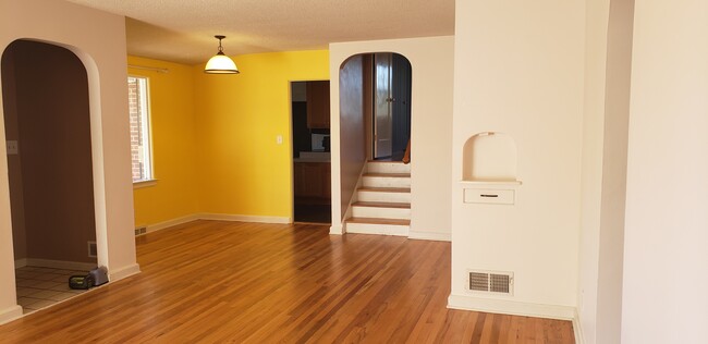 Dining Area - 901 Country Club Ave