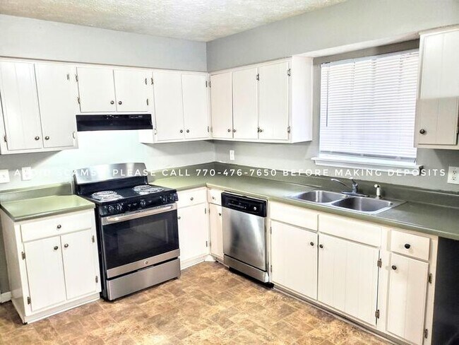 Foto del edificio - Beautiful 5 br, 3 full Bath home - fenced ...