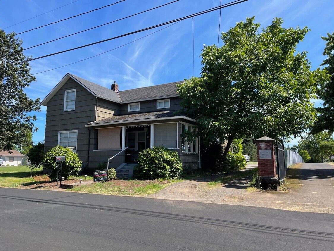 Primary Photo - 4br/2.5ba House with Huge Yard and Off Str...