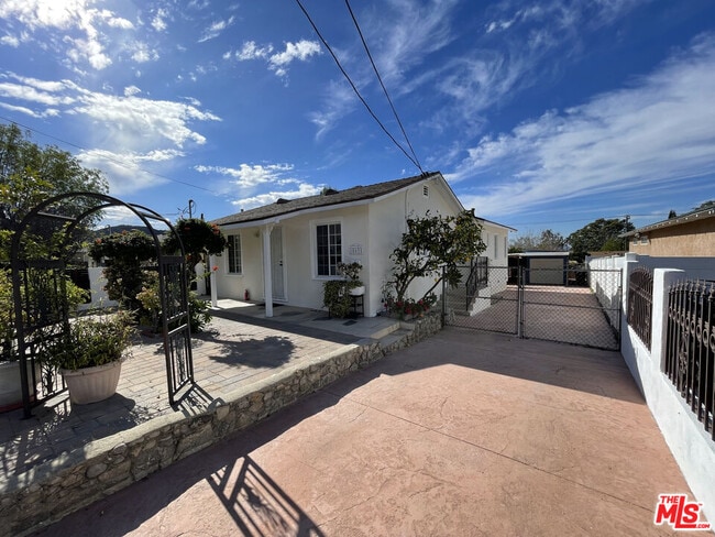 Foto del edificio - 10631 Tinker Ave