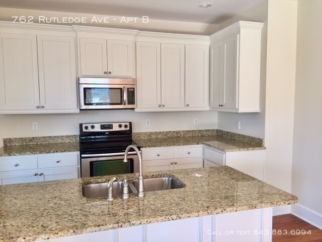 Building Photo - Large, Renovated Apartment | 1 Block to Ha...