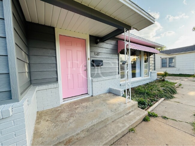 Foto del edificio - Large 3 bed 1 bath 1 car garage