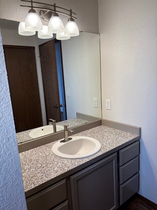 ゆびび 7904 Ivy Ct Unit B, Yakima, WA 98908 - 7904 Ivy Ct Yakima, WA