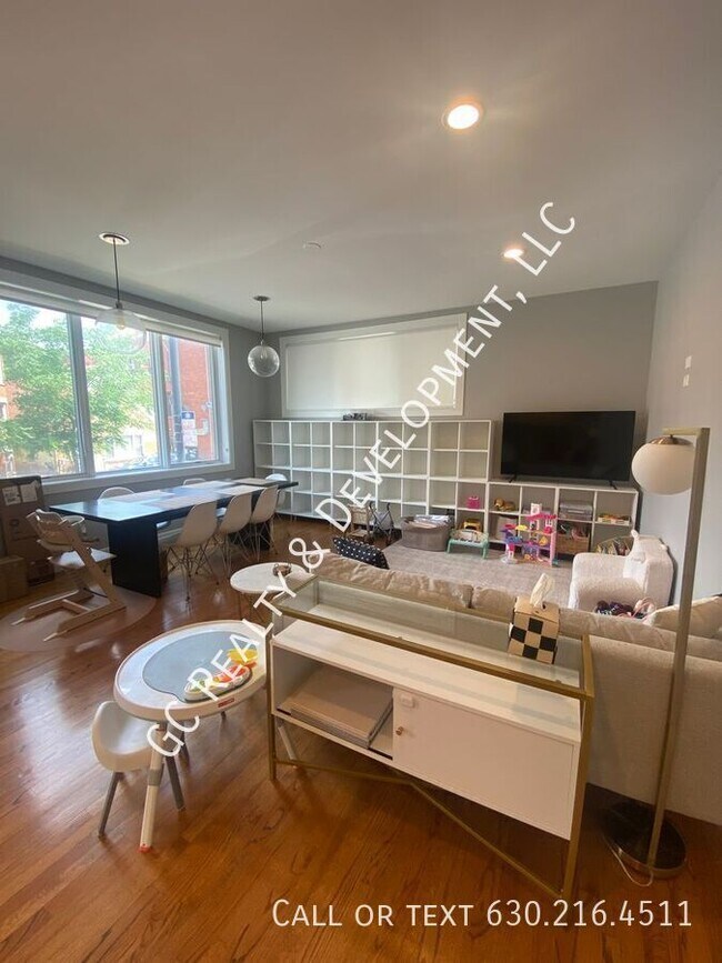 Foto del edificio - 2317 W Armitage Ave