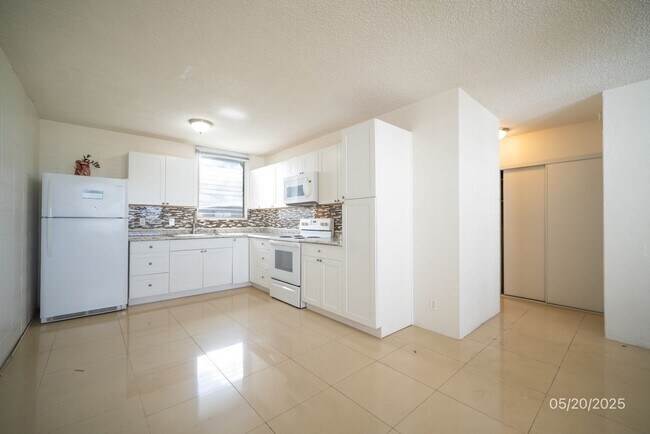 Building Photo - $2,100 / 2br - 700ft2 -| 2bd/1ba Renovated...