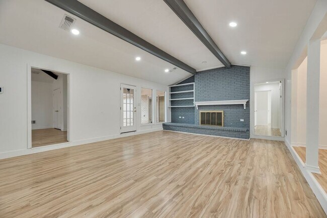 Foto del edificio - Spacious updated East Dallas home with open layout, flex suite, and easy access to White Rock Lake