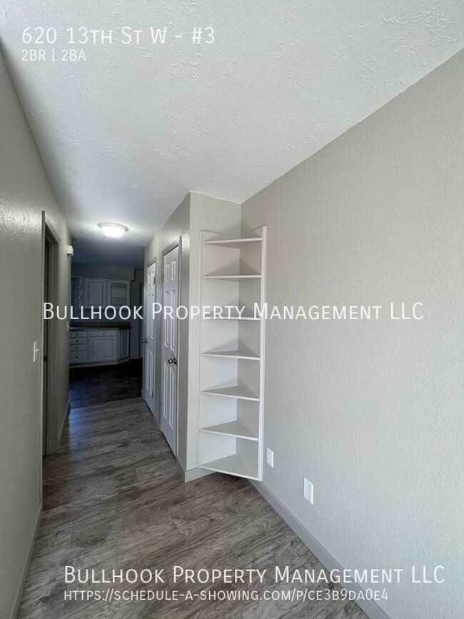 Foto del edificio - 2 bed 1-1/2 bath townhouse, new paint, flo...