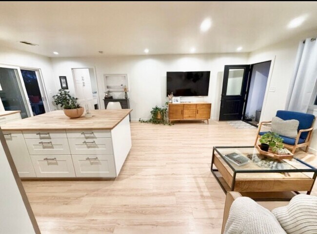 Foto del edificio - Coming soon! 06-15-26 Newly Remodeled Furnished Oceanside Retreat with Green Space Views 3 bedroo...