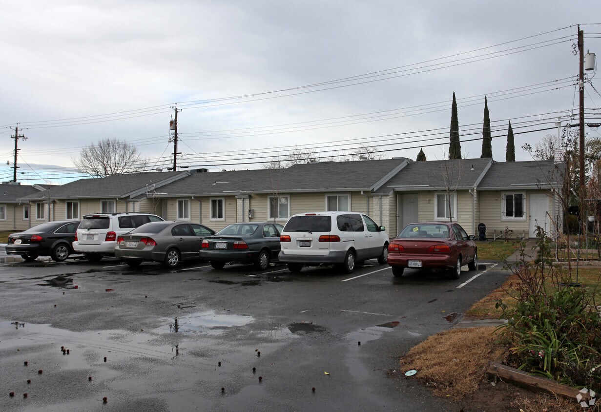 Building Photo - 3310 Chettenham Dr